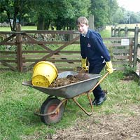 'I push the wheelbarrow'